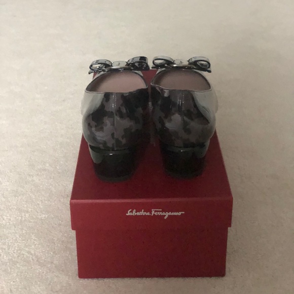 Brand New Salvatore Ferragamo Vara Bow Pumps 6.5 - Picture 4 of 6